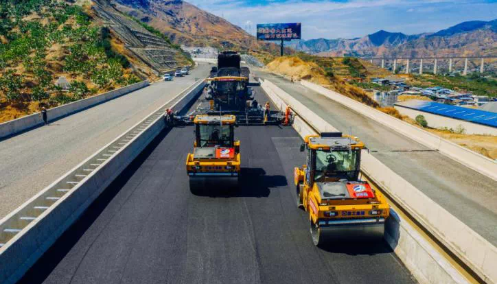 全球首次！無人駕駛壓路機成群結(jié)隊“上路”！