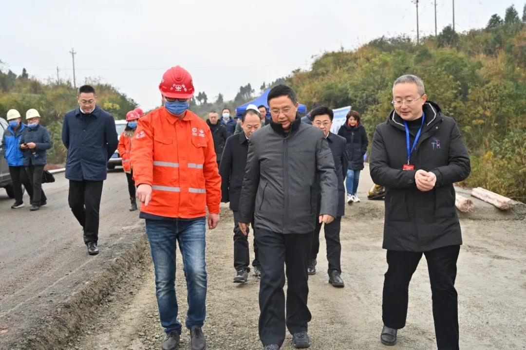 四川省交通運(yùn)輸廳紀(jì)檢監(jiān)察組組長(zhǎng)楊暉一行到遂寧安白路開展2020年交通運(yùn)輸綜合督查工作