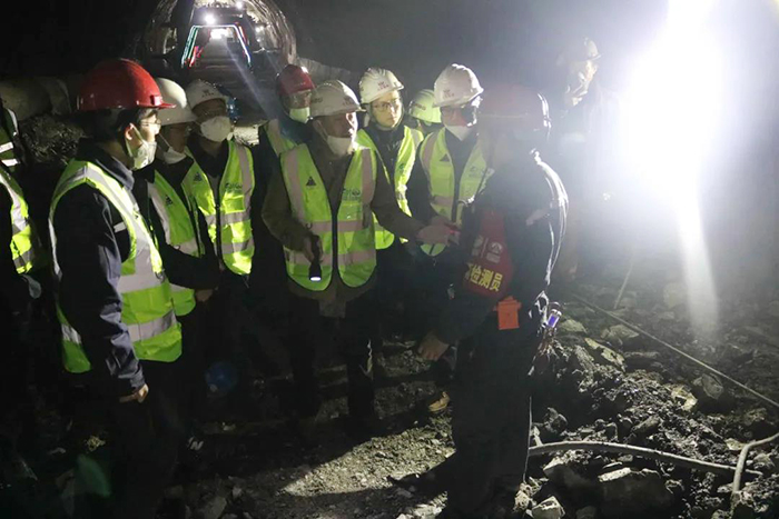 涼山州交通運輸局黨組成員、副局長楊華俊到G348線鹽源小高山隧道工程SG標督導安全工作