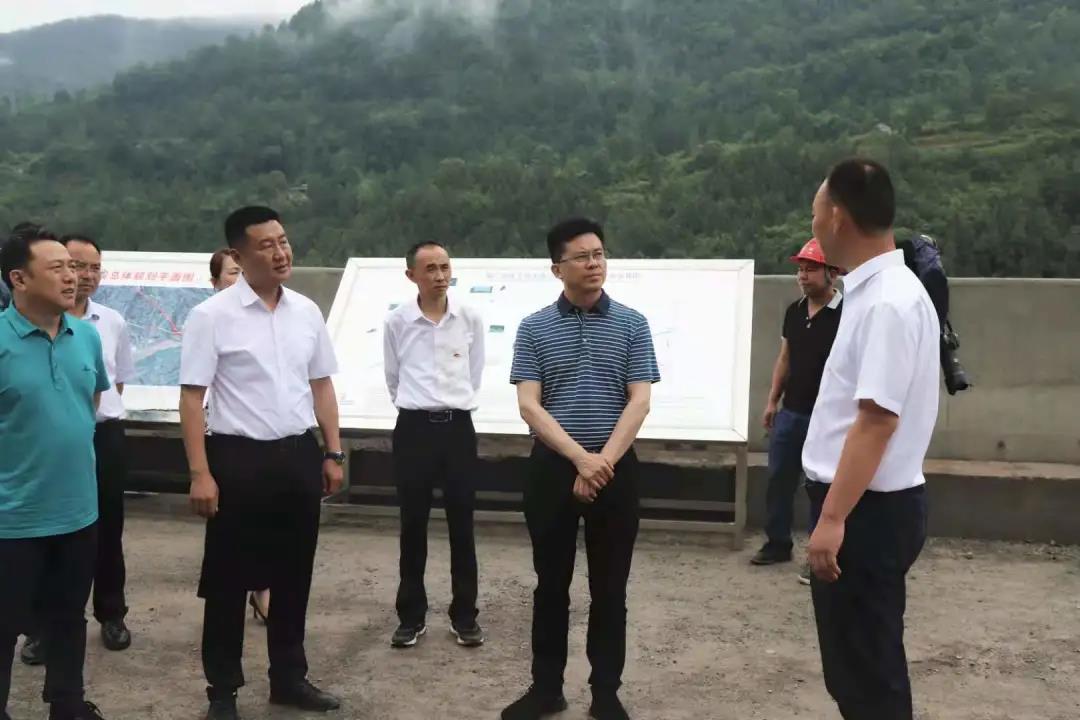 四川省交通運(yùn)輸廳領(lǐng)導(dǎo)張勇、王茂奎到鎮(zhèn)廣高速王通段A1合同段調(diào)研指導(dǎo)工作