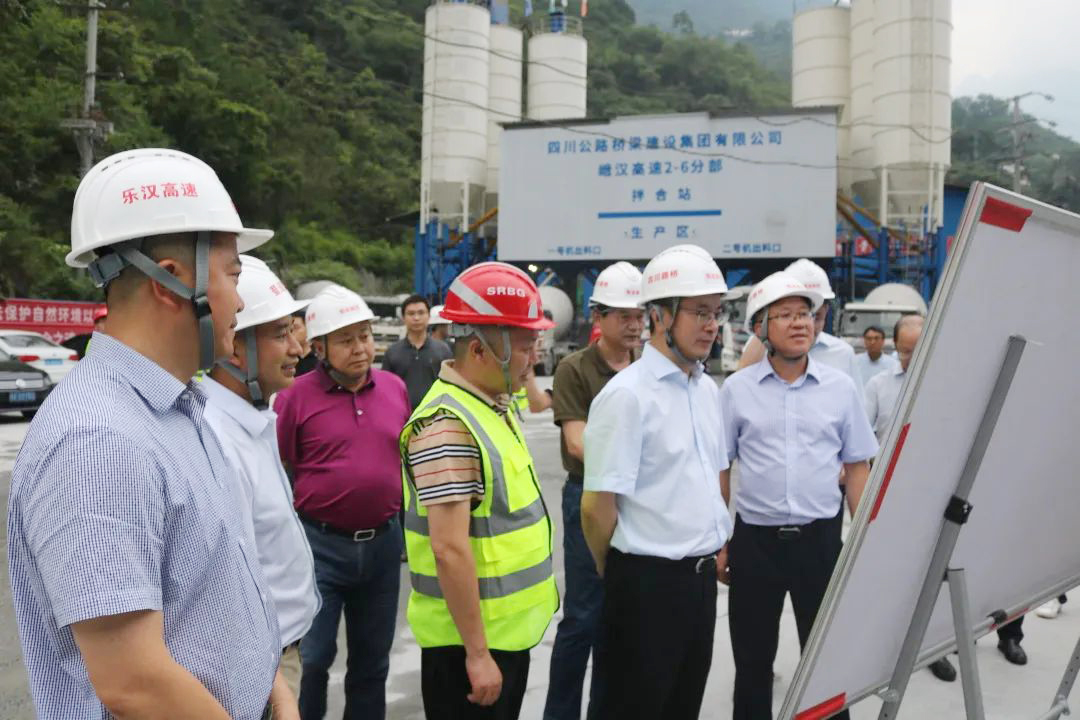 蜀道集團(tuán)黨委委員、紀(jì)委書(shū)記陳強(qiáng)赴峨漢高速2-6分部安全環(huán)保大檢查暨汛期專項(xiàng)檢查
