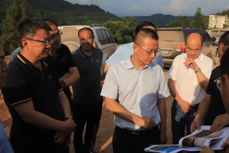四川省交通運(yùn)輸廳黨組成員、總工程師王茂奎到鎮(zhèn)廣高速王通段A1合同段調(diào)研