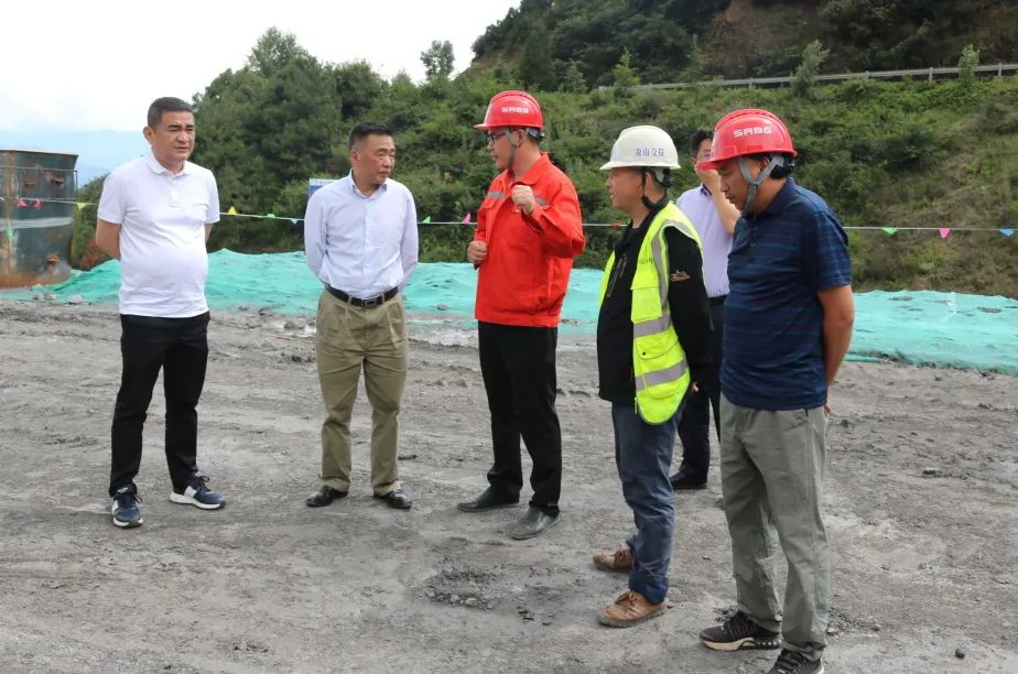 涼山州委常委、政法委書(shū)記阿石拉比到G348線(原S307）鹽源小高山隧道工程SG標(biāo)段項(xiàng)目檢查工作