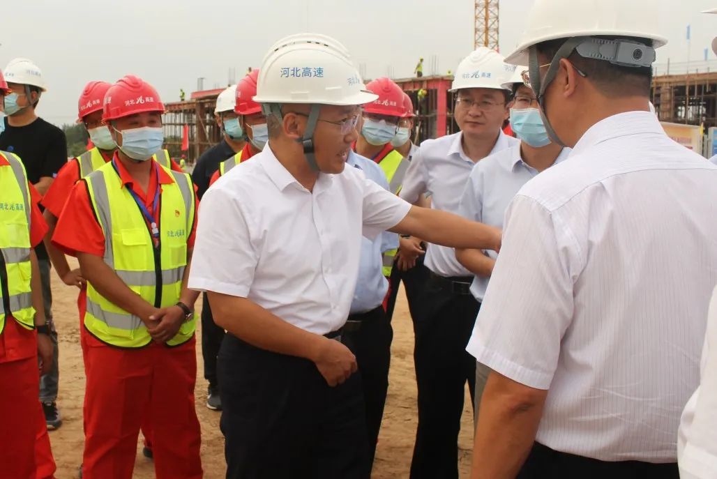 河北省政府副省長(zhǎng)、黨組成員胡啟生深入石家莊東、石家莊南收費(fèi)站改建工程項(xiàng)目視察工作