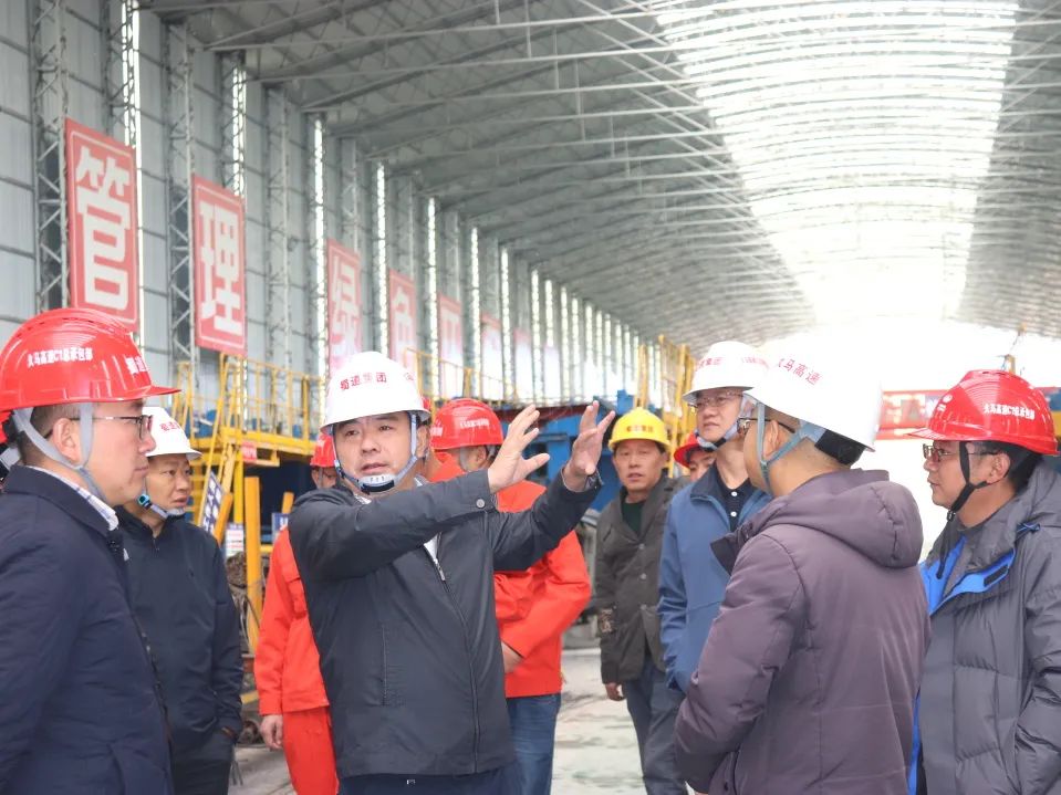 川交公司黨委副書記、董事、總經(jīng)理杜江林到久馬高速公路C1總承包項目檢查指導(dǎo)工作