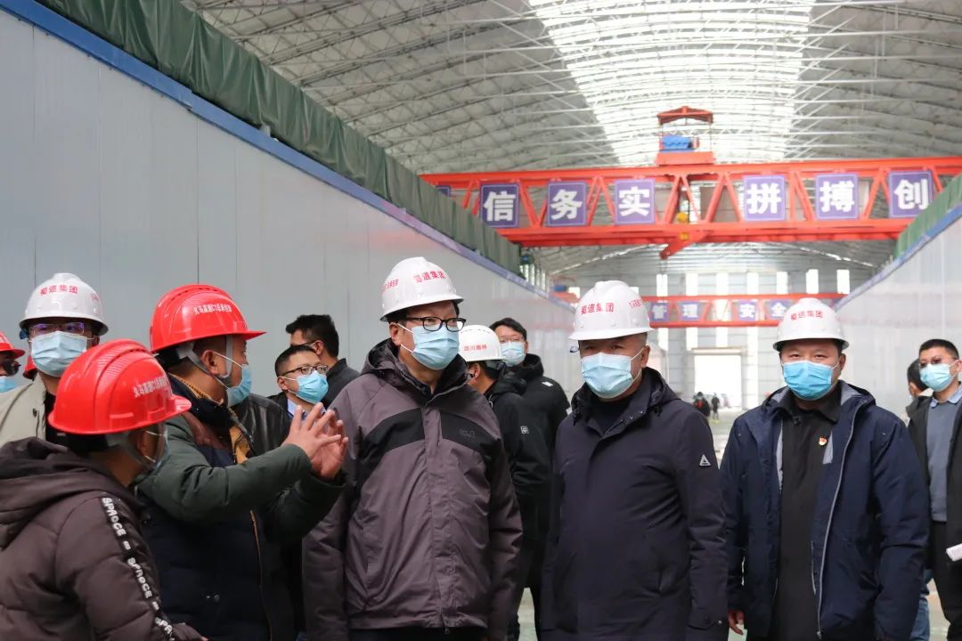 四川省阿壩州委副書記、州人民政府州長、黨組書記羅振華到久馬高速公路C1總承包項(xiàng)目檢查指導(dǎo)工作