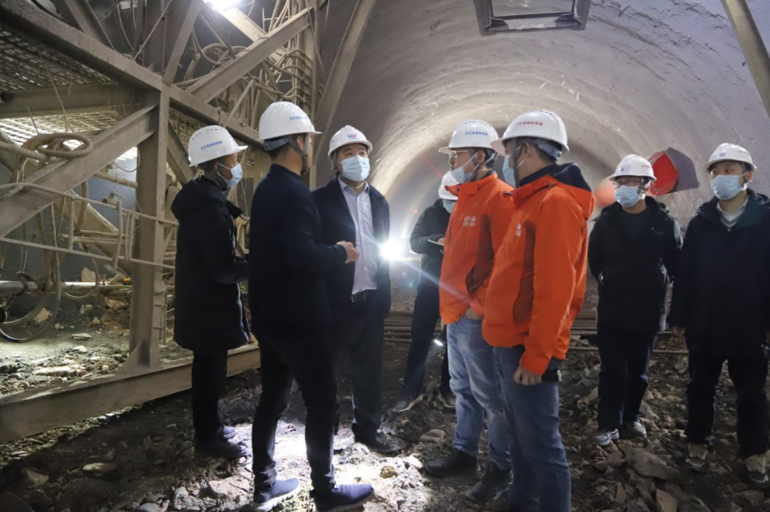 公司黨委副書記、董事、總經(jīng)理杜江林到漢巴南鐵路6標(biāo)項(xiàng)目指導(dǎo)檢查工作