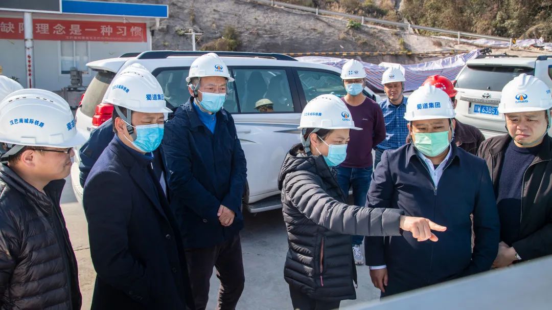 蜀道集團(tuán)總經(jīng)理助理、總部機(jī)關(guān)黨委書記李琳赴漢巴南鐵路6標(biāo)項(xiàng)目督導(dǎo)檢查工作