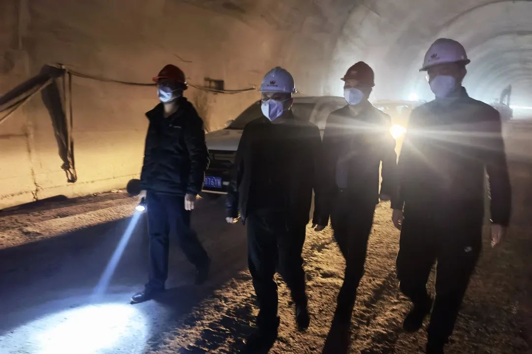 公司黨委副書記、職工董事、工會(huì)主席何澤中到省道410線朝天城區(qū)過(guò)境段項(xiàng)目檢查指導(dǎo)工作