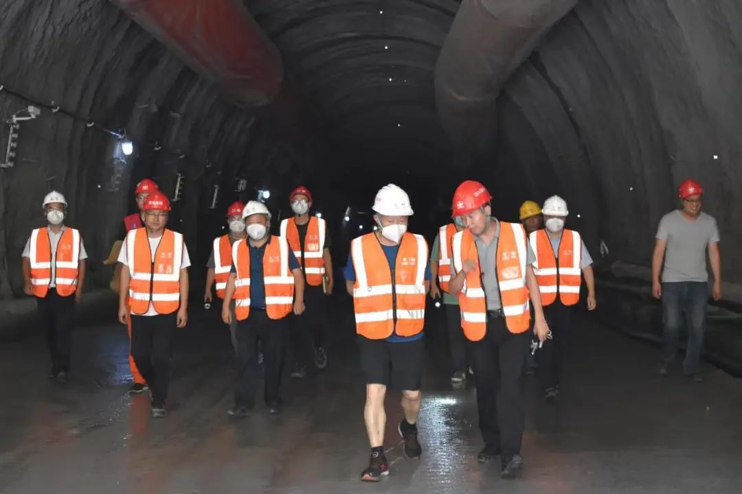 川交公司黨委副書記、董事、總經(jīng)理魯正偉到各項(xiàng)目檢查指導(dǎo)工作