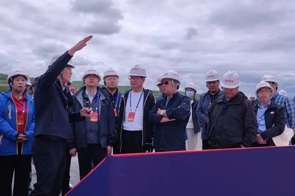 阿壩州人大常委會(huì)組織全國(guó)、省、州等部分人大代表赴久馬高速公路C1總承包項(xiàng)目調(diào)研