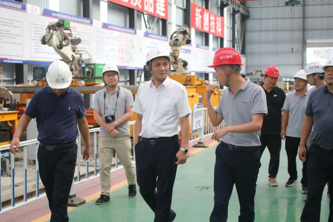 四川路橋黨委委員、紀(jì)委書記朱年紅到宜金高速XJ8標(biāo)檢查指導(dǎo)工作