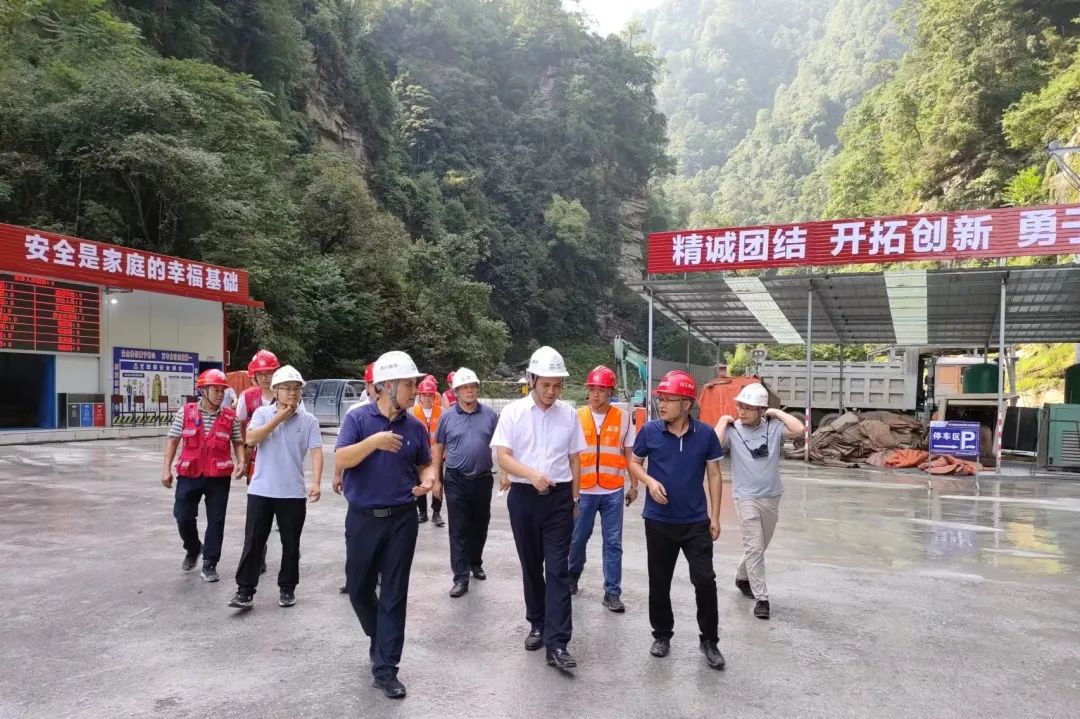 四川路橋黨委委員、紀(jì)委書記朱年紅赴宜金高速公路XJ6項(xiàng)目檢查指導(dǎo)工作