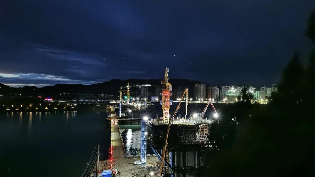 南部嘉陵江三橋主橋1#墩最后一個(gè)41米超寬超大角度斜腹板0#塊成功完成澆筑！