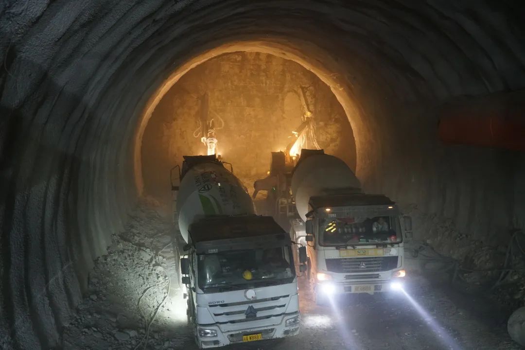 首次！寧攀高速ZCB1-7分部寧會(huì)隧道使用濕噴車雙機(jī)作業(yè)