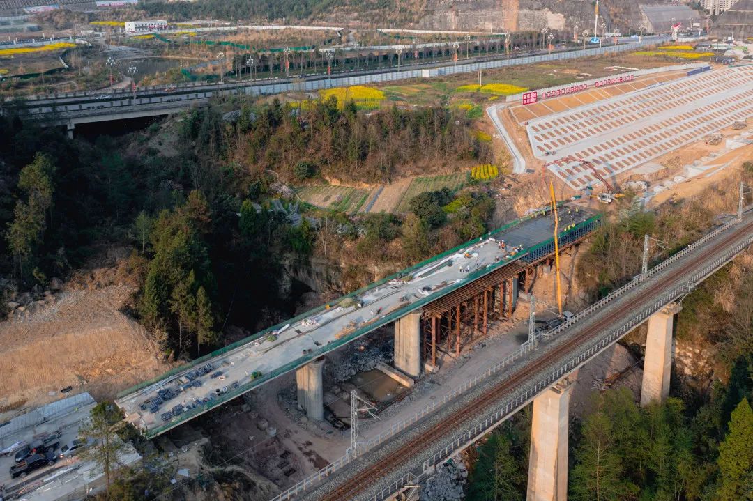 階段性進(jìn)展！漢巴南鐵路HBNZQSG-6標(biāo) 首座大橋順利貫通