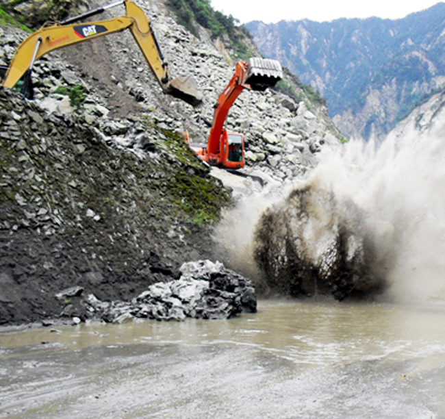 2009年，公司參與災(zāi)后重建項(xiàng)目映（秀）臥（龍）路被洪水沖毀路段的搶通