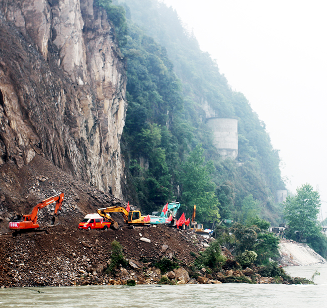 2013年，公司參與蘆山“4.20”地震搶險在懸崖峭壁中推進(jìn)