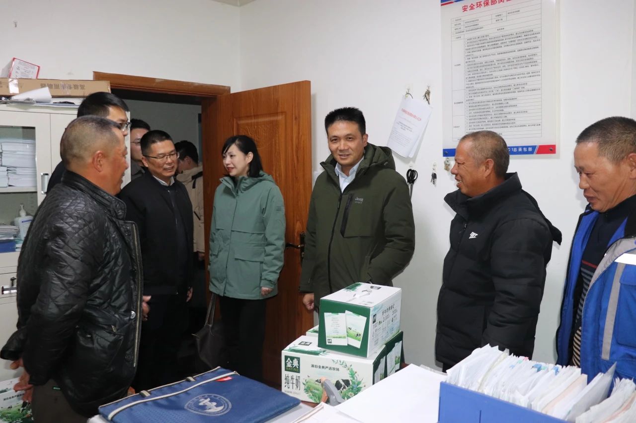 四川路橋黨委委員、董事、工會主席朱年紅赴川交公司項目一線開展“冬送溫暖”慰問活動