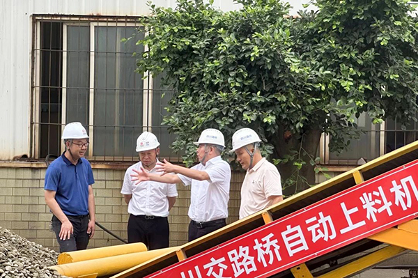 川交公司黨委書記、董事長杜江林到S11線拌合站自動上料系統(tǒng)疲勞實驗現場指導工作