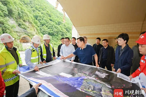 王曉暉施小琳現(xiàn)場(chǎng)指導(dǎo)康定姑咱“8·03”山洪泥石流災(zāi)害救援處置工作時(shí)強(qiáng)調(diào)：想一切辦法盡一切努力，千方百計(jì)搜救失聯(lián)人員