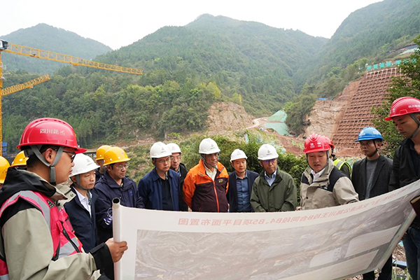蜀道集團(tuán)首席專家李永林到鎮(zhèn)廣高速川王段B4、B5項(xiàng)目開(kāi)展鎮(zhèn)廣高速危大工程專題調(diào)研