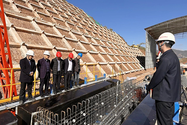 蜀道高速集團(tuán)黨委委員、副總經(jīng)理鄭偉赴會(huì)祿高速ZCB1-1項(xiàng)目山區(qū)智慧梁場(chǎng)調(diào)研指導(dǎo)工作