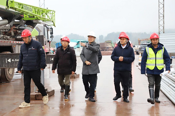 川交公司黨委副書記、職工董事、工會(huì)主席張成松深入大墊高速TJ3標(biāo)檢查指導(dǎo)工作