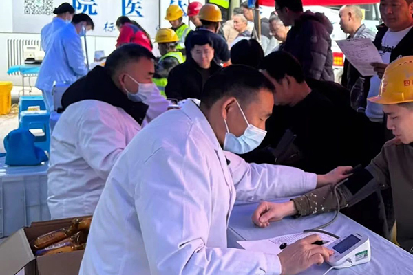 鹽亭經(jīng)開(kāi)區(qū)項(xiàng)目“上門(mén)體檢”暖一線(xiàn)，為產(chǎn)業(yè)工人健康“保駕護(hù)航”