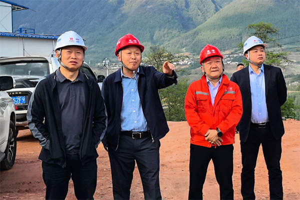 川交公司黨委副書記、董事、總經(jīng)理魯正偉深入西寧高速公路ZCB2總承包項目檢查指導(dǎo)工作
