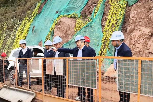 川交公司黨委書記、董事長(zhǎng)杜江林一行深入西寧高速公路項(xiàng)目、會(huì)祿高速項(xiàng)目開展“五一”節(jié)前安全專項(xiàng)檢查