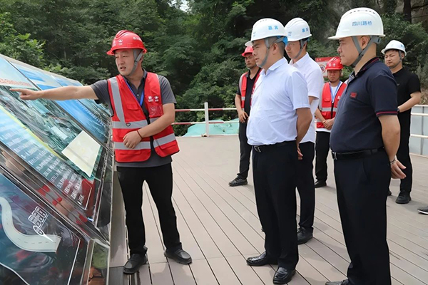 川交公司黨委書記、董事長(zhǎng)杜江林赴鎮(zhèn)廣高速B4、B5項(xiàng)目檢查指導(dǎo)工作