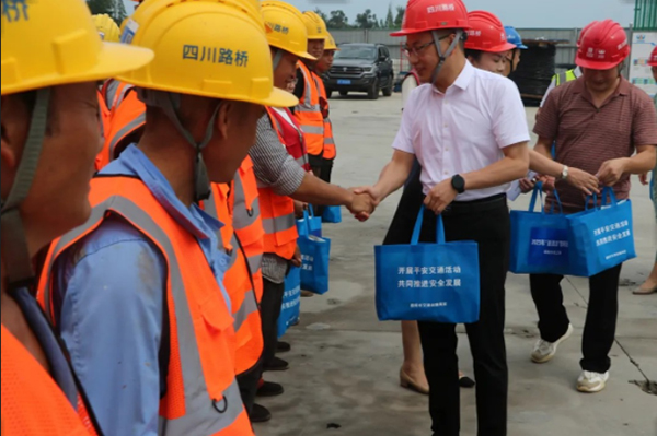 川交公司陸續(xù)開展2025年 “夏送清涼” 慰問活動(dòng)