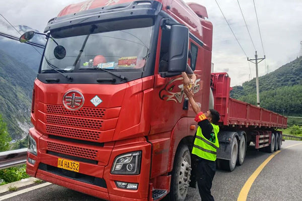 川交公司涼山國省干線養(yǎng)護(hù)工程暖心服務(wù)滯留司機