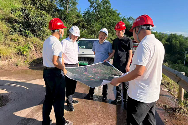 川交公司黨委書記、董事長杜江林赴新宜TJ2標項目檢查指導工作