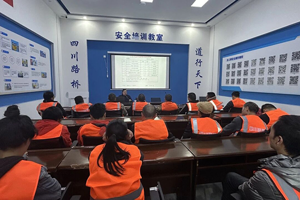 普法宣傳進(jìn)工地  系好法律“安全繩”